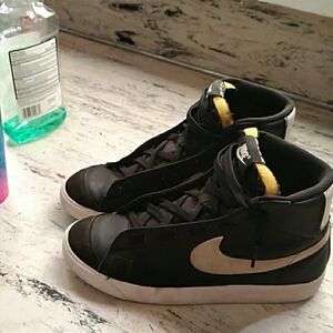 Nike Women's Black and Yellow Athletic Shoes